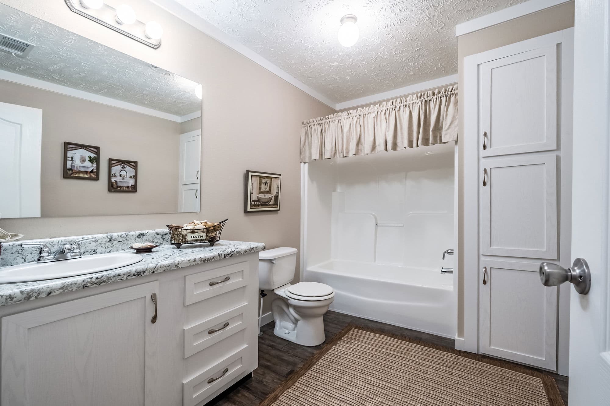 Mayfield bathroom home features