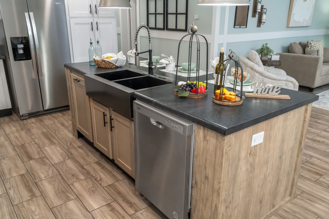 Diamondback kitchen home features