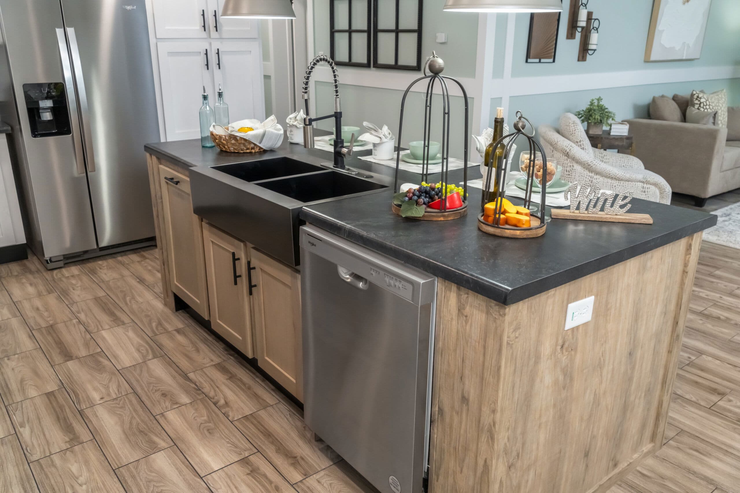 Diamondback kitchen home features