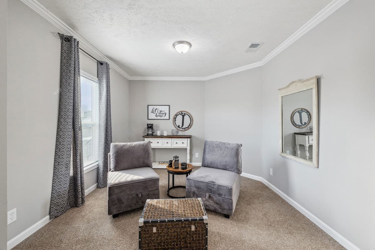 Stagecoach bedroom home features