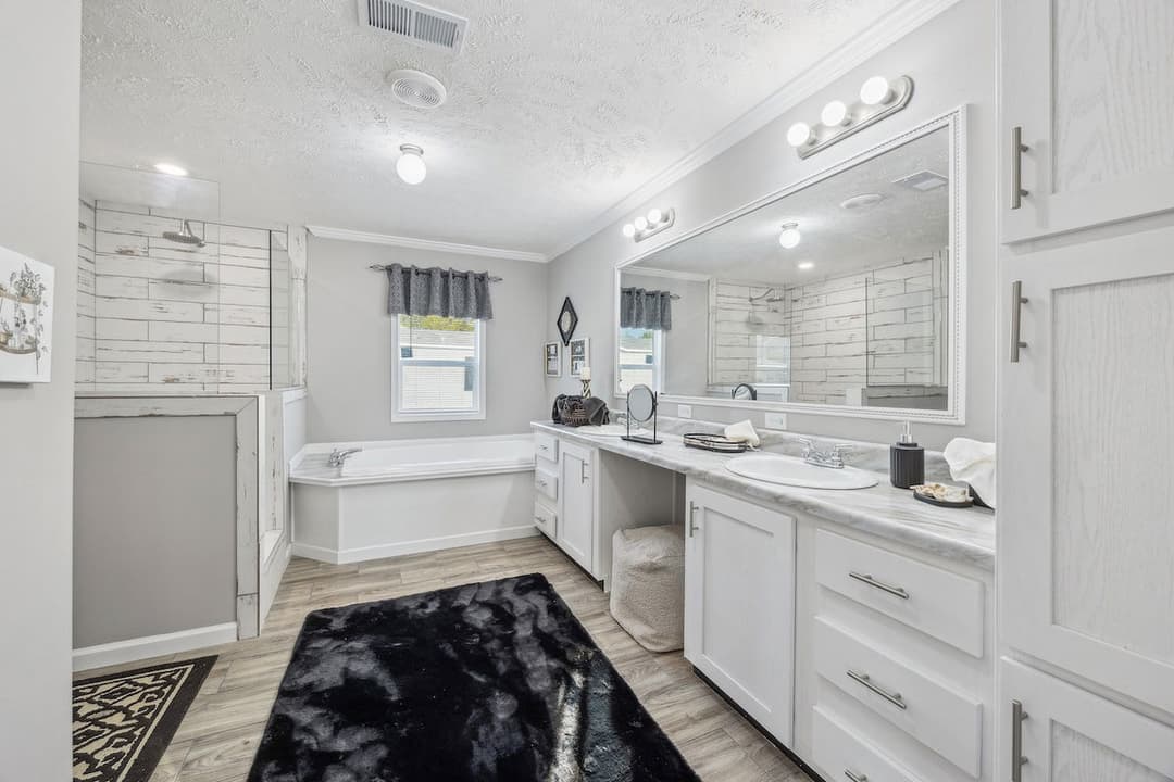 Stagecoach bathroom home features