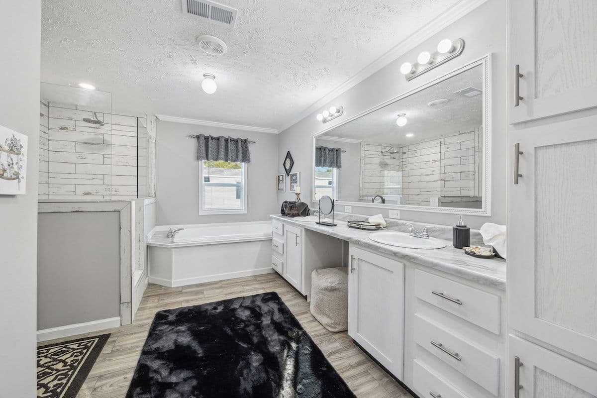 Stagecoach bathroom home features