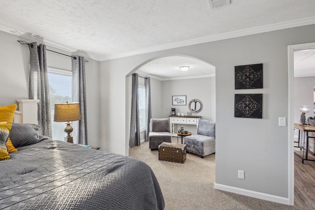 Stagecoach bedroom home features