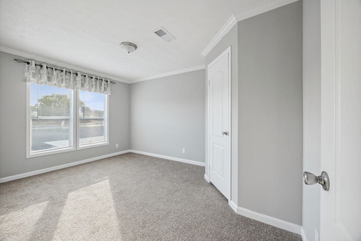 Stagecoach bedroom home features