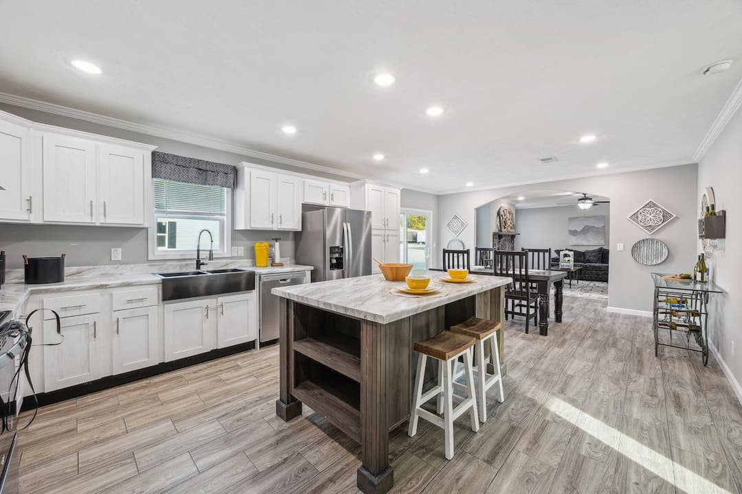 Stagecoach kitchen home features