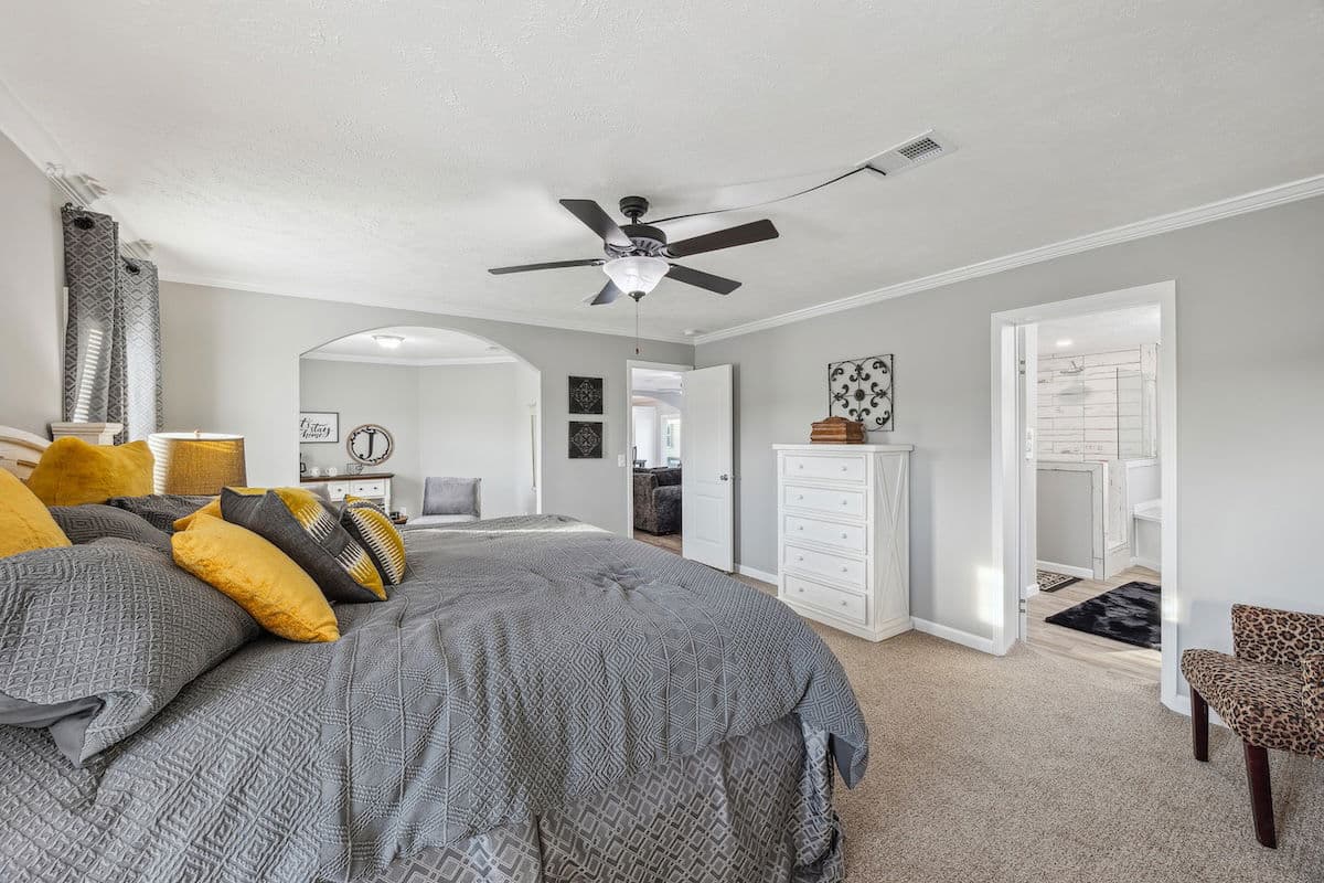 Stagecoach bedroom home features