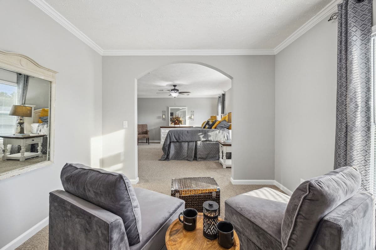 Stagecoach bedroom home features