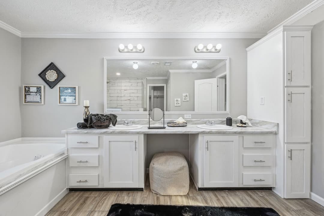 Stagecoach bathroom home features