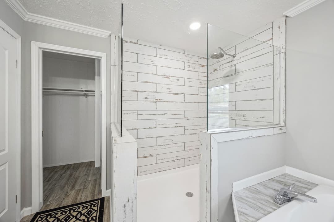 Stagecoach bathroom home features