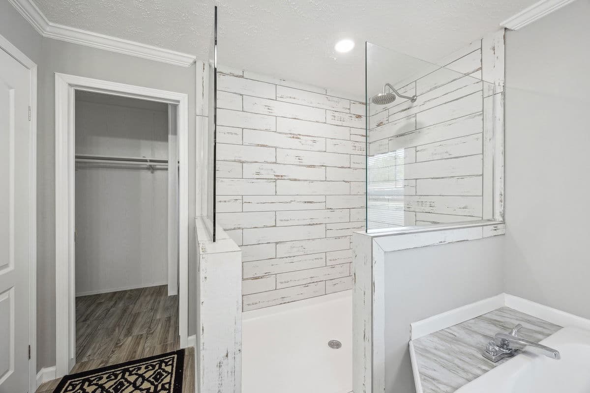 Stagecoach bathroom home features