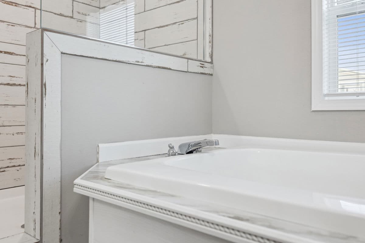 Stagecoach bathroom home features