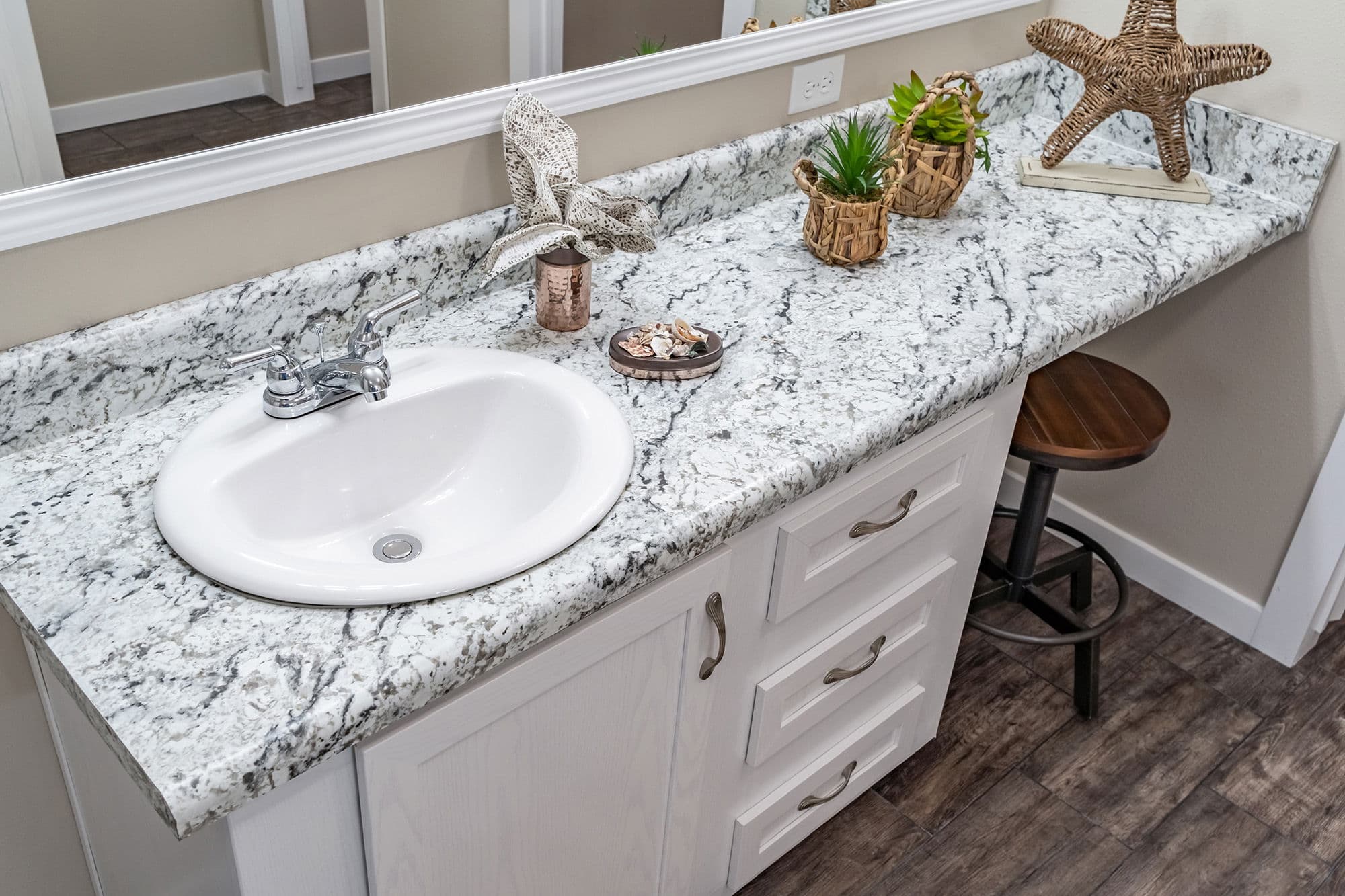 Mayfield bathroom home features